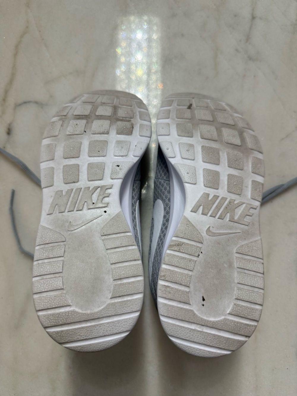 Nike Tanjun Women’s Athletic Shoes Gray and White 7.5 - Picture 6 of 6